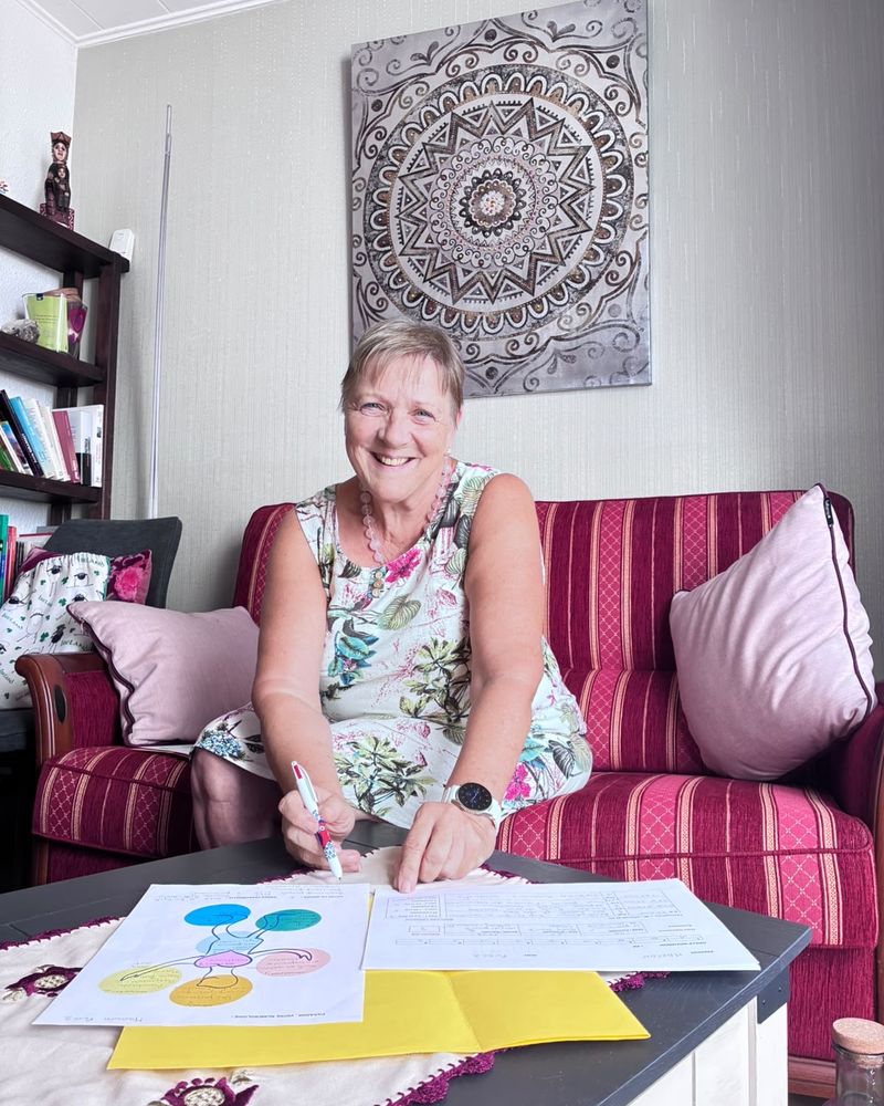 Catherine Pary, astrologue et numérologue, dans son cabinet à La Grande-Motte